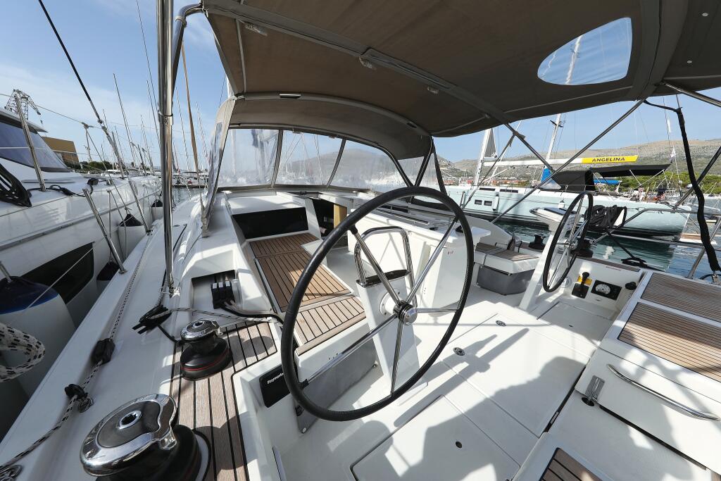 Sailing yacht 