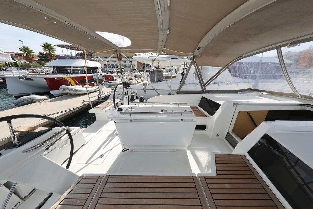 Sailing yacht 