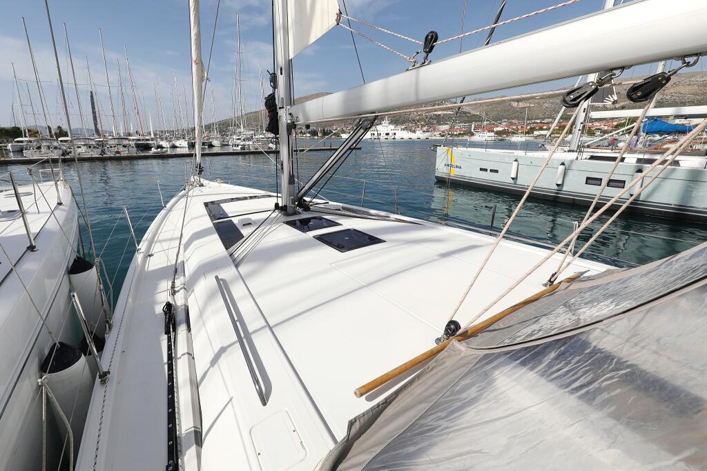 Sailing yacht 