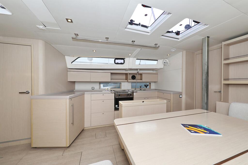 Sailing yacht 
