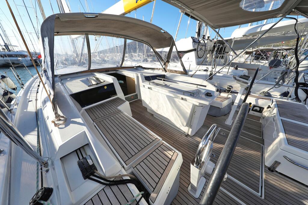 Sailing yacht 