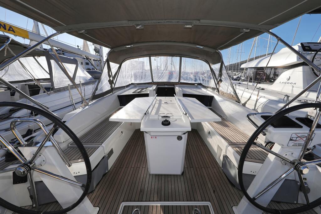 Sailing yacht 