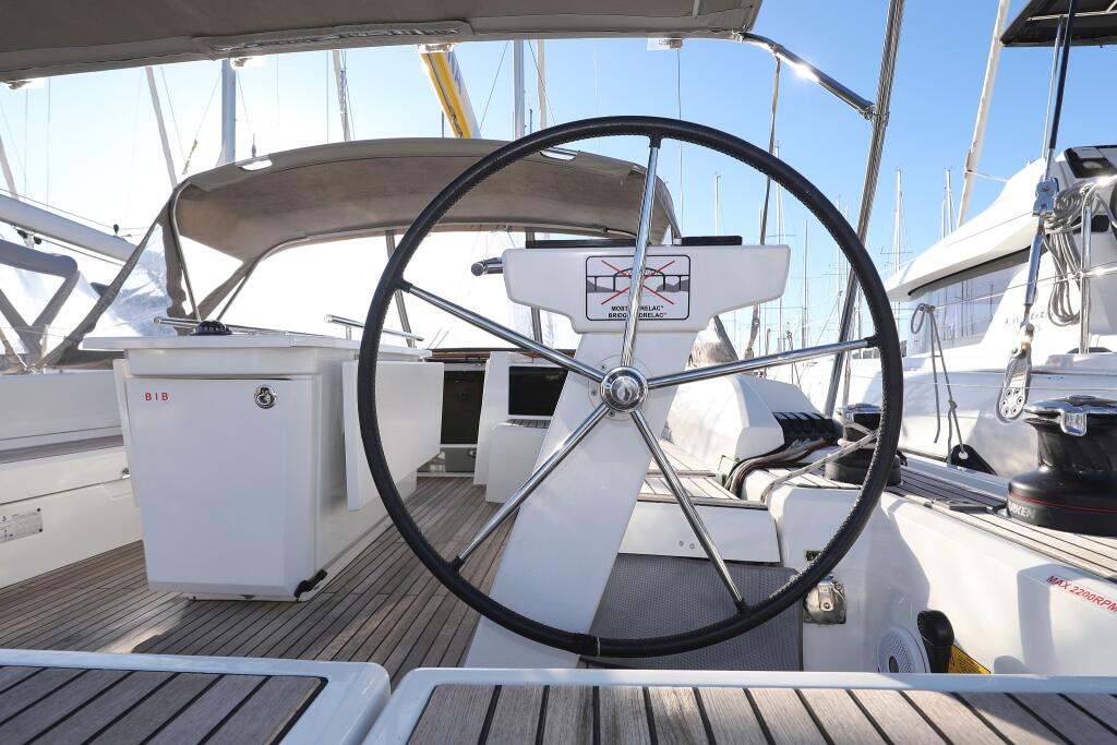 Sailing yacht 