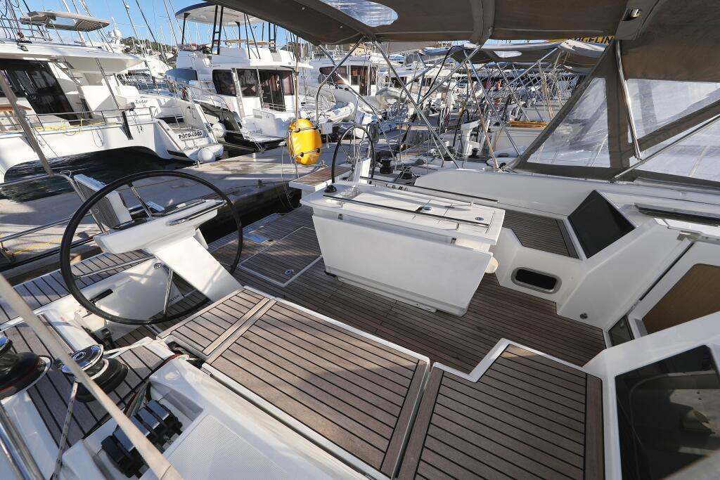 Sailing yacht 