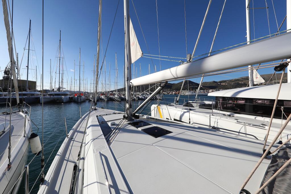 Sailing yacht 