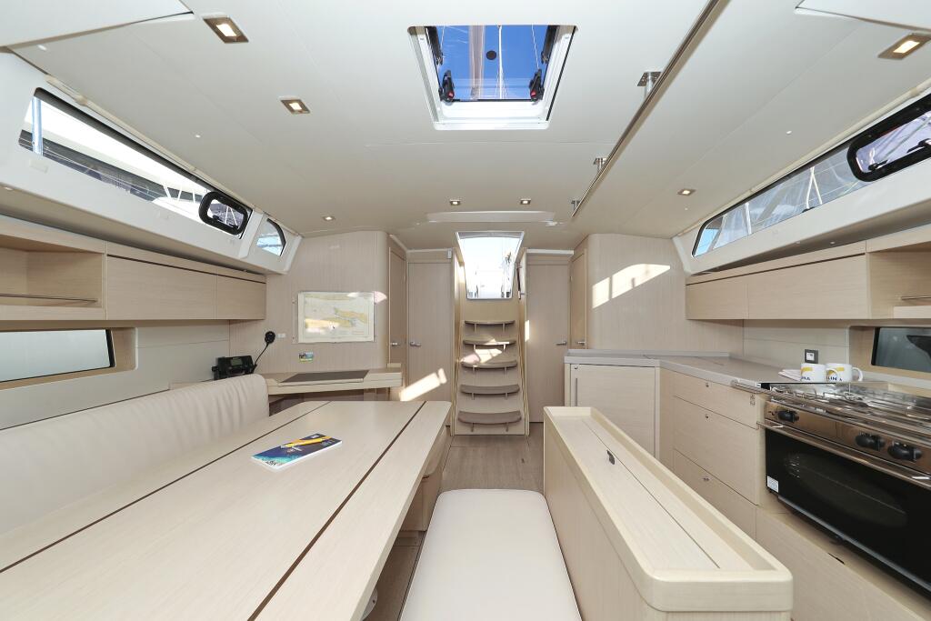 Sailing yacht 