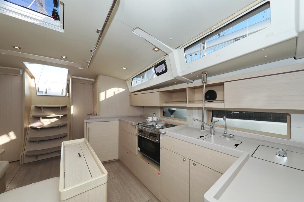 Sailing yacht 
