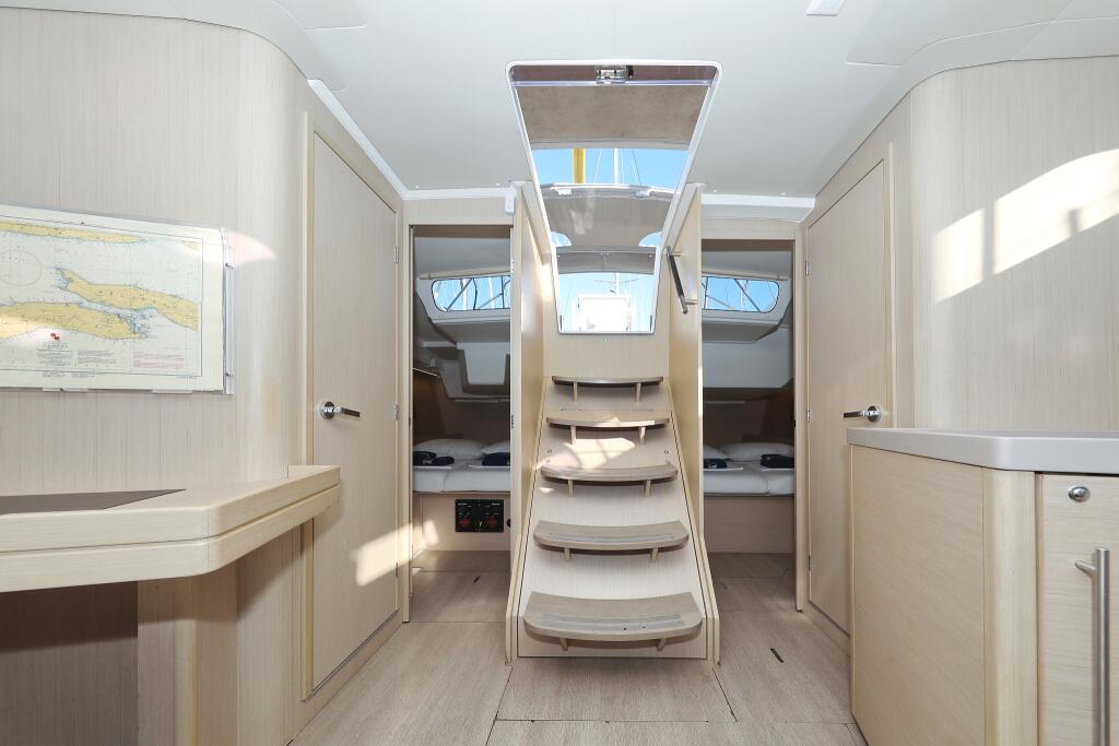 Sailing yacht 