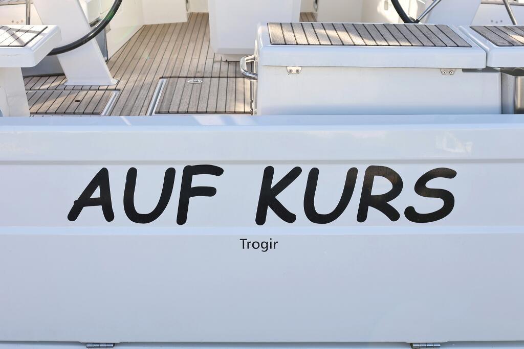 Sailing yacht 
