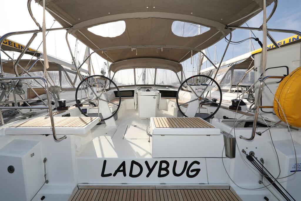 Sailing yacht 