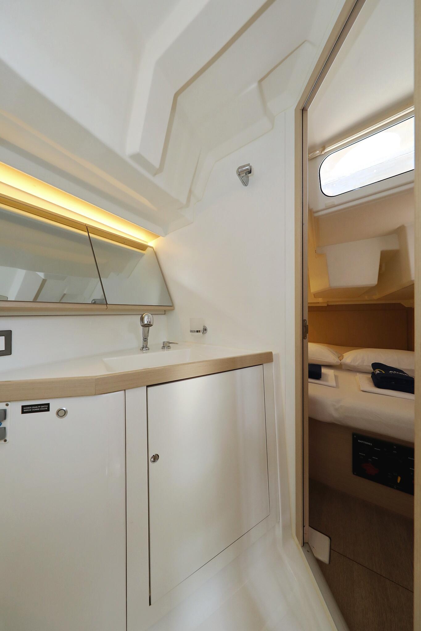 Sailing yacht 