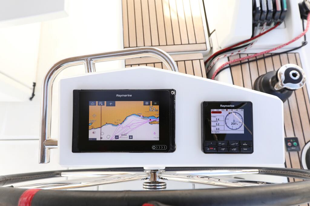 Sailing yacht 