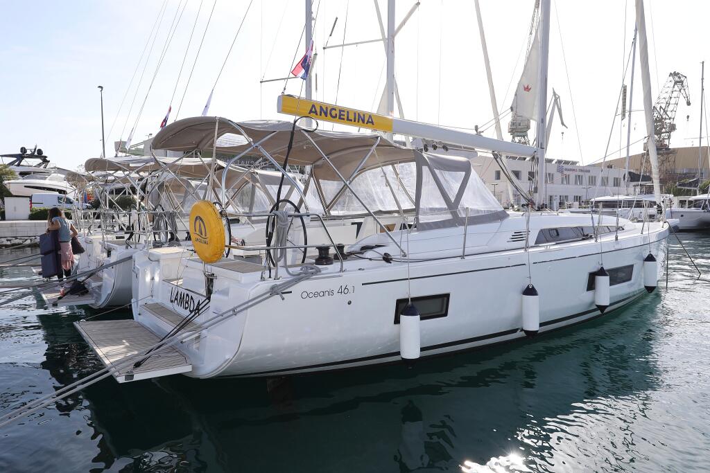 Sailing yacht 
