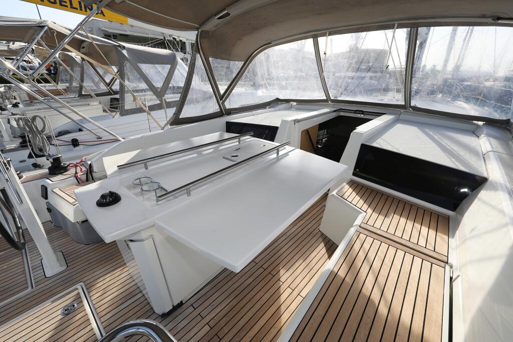 Sailing yacht 