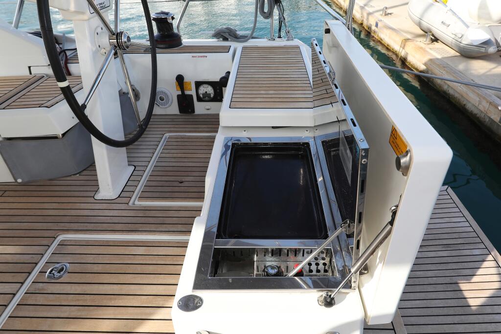 Sailing yacht 