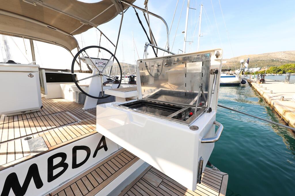Sailing yacht 