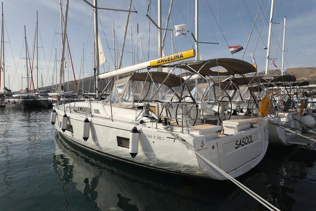 Sailing yacht 