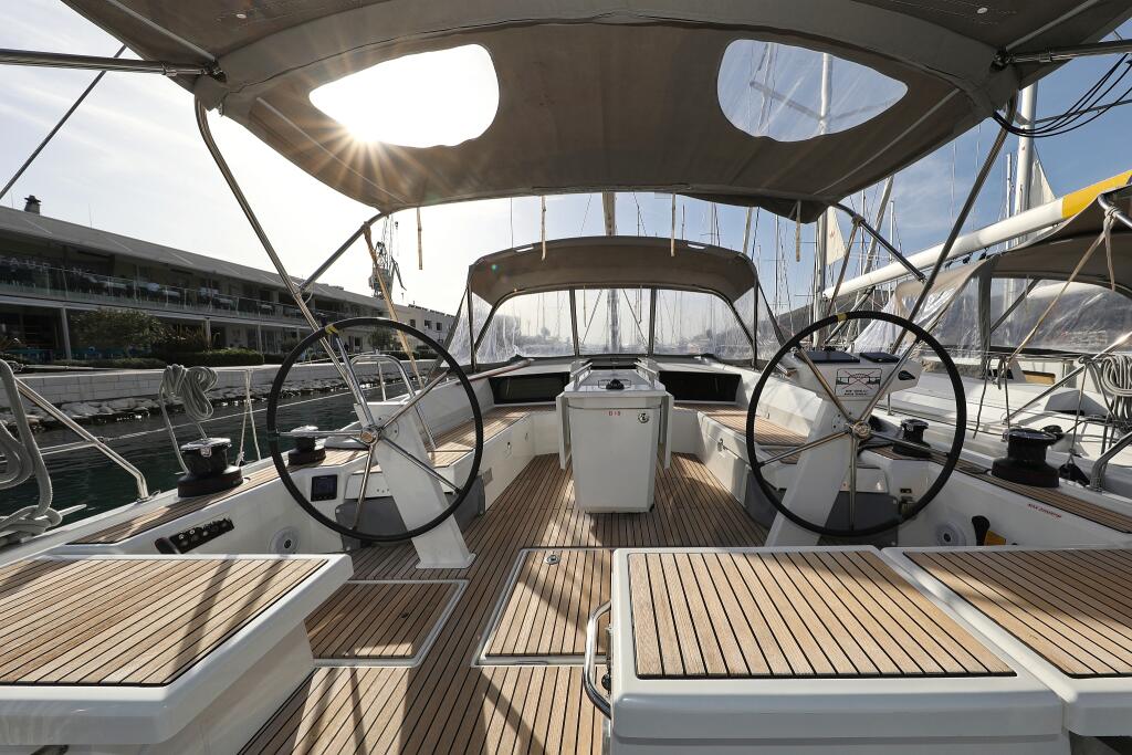 Sailing yacht 