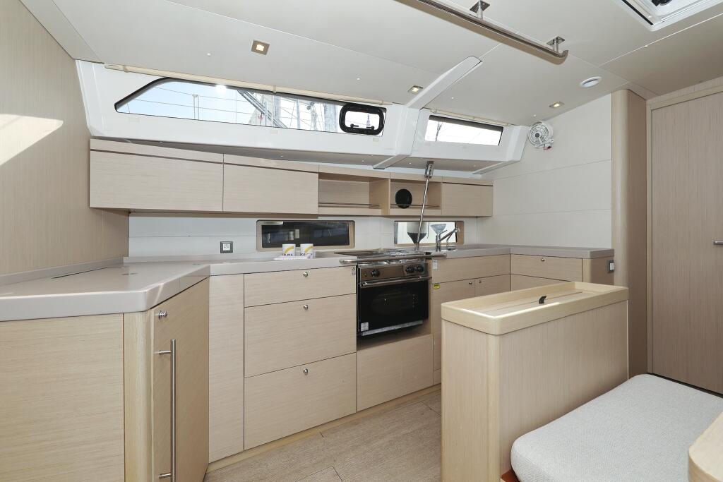 Sailing yacht 