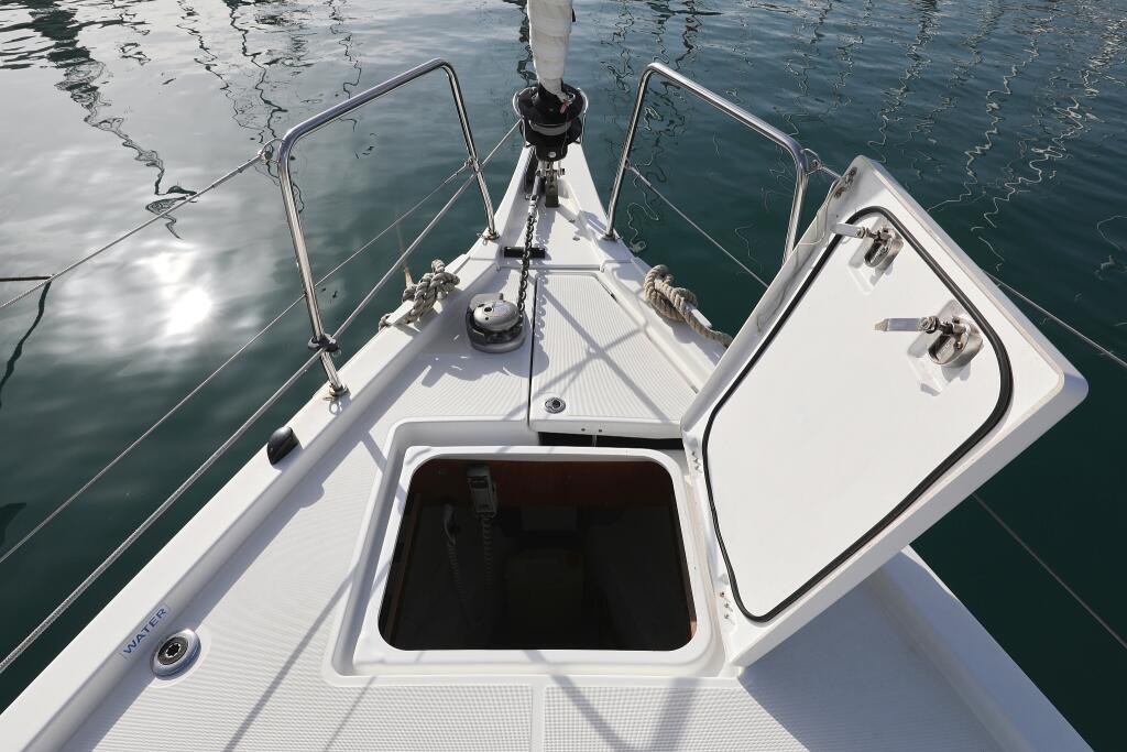 Sailing yacht 