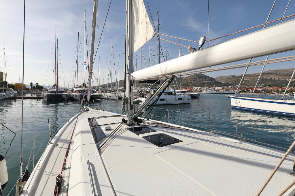 Sailing yacht 