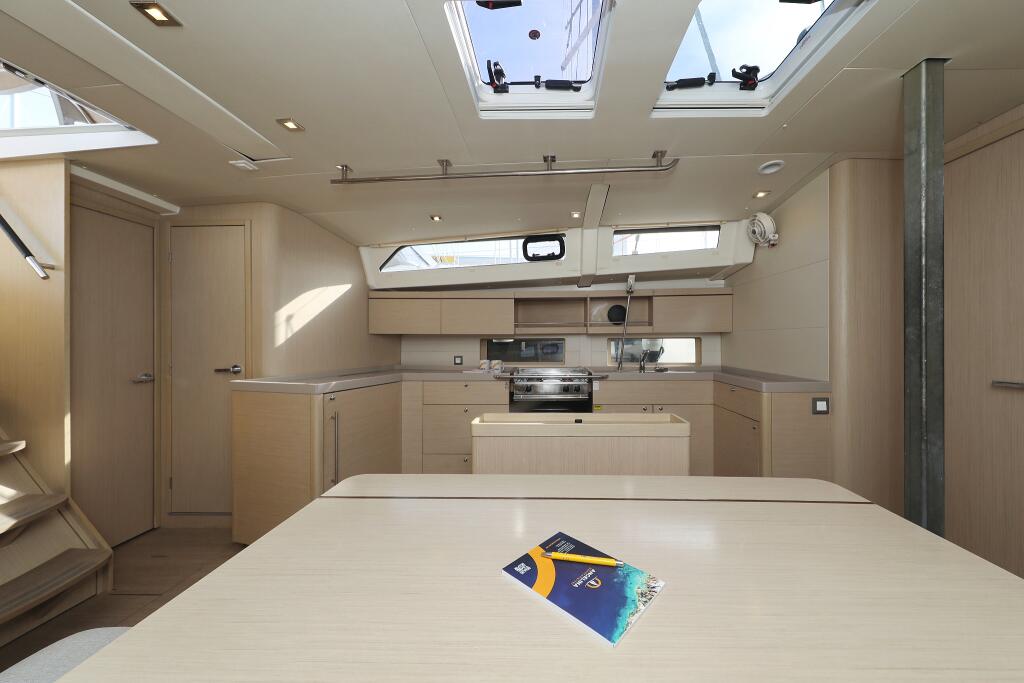 Sailing yacht 