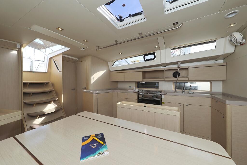 Sailing yacht 