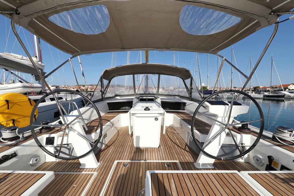 Sailing yacht 