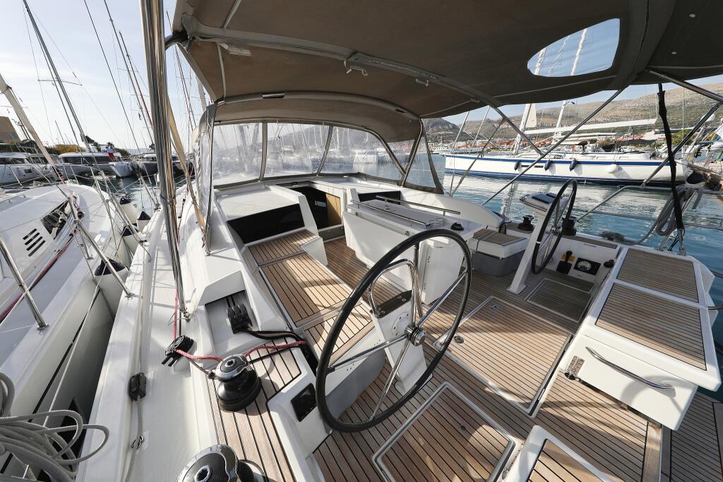 Sailing yacht 