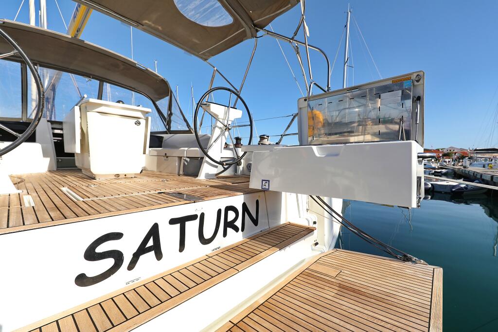 Sailing yacht 