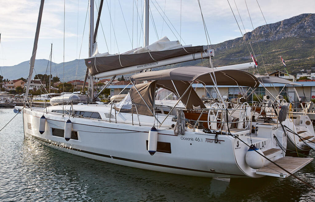 Sailing yacht 