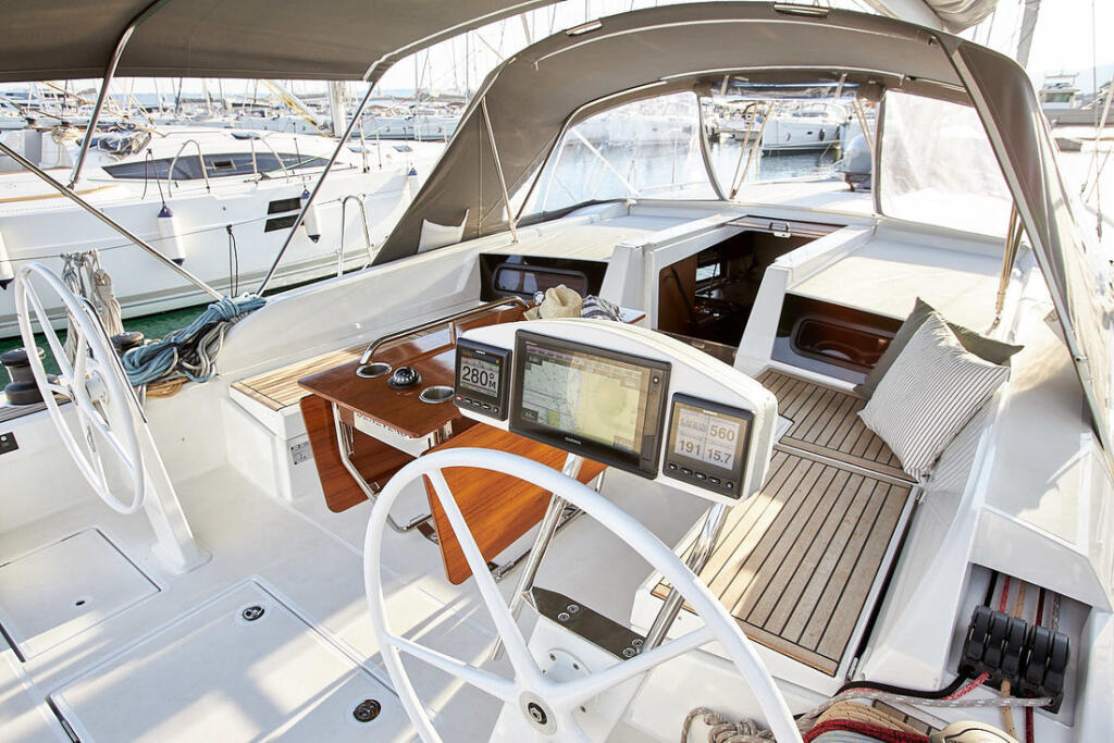 Sailing yacht 
