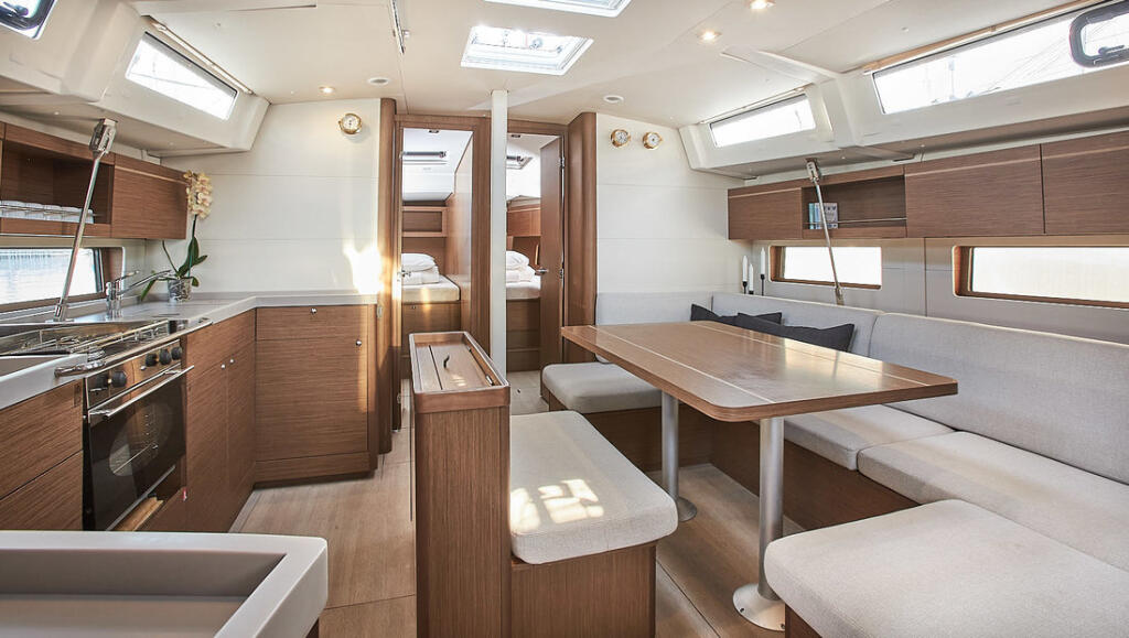 Sailing yacht 
