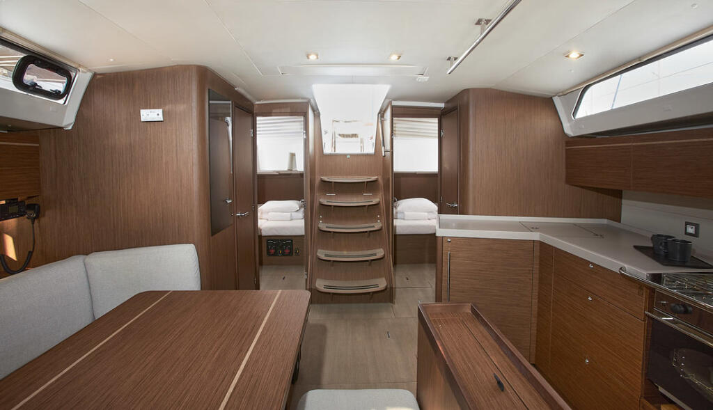 Sailing yacht 