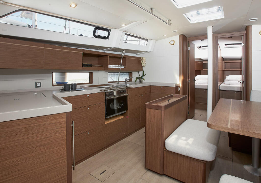 Sailing yacht 