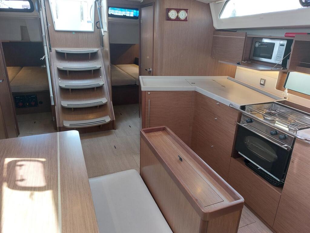 Sailing yacht 