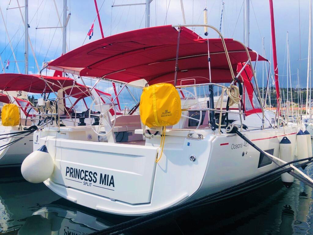 Sailing yacht 