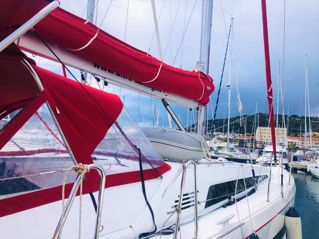 Sailing yacht 
