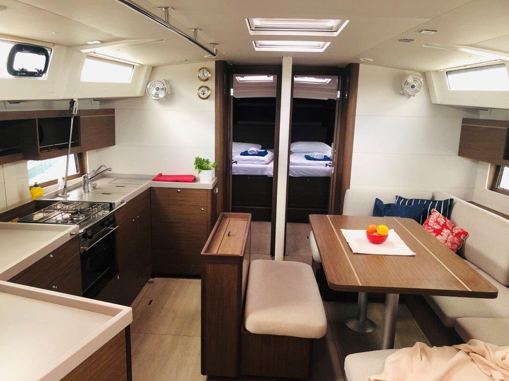 Sailing yacht 