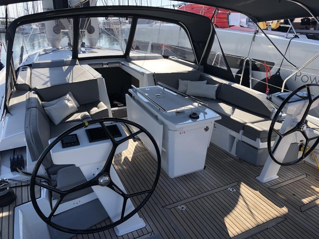 Sailing yacht 