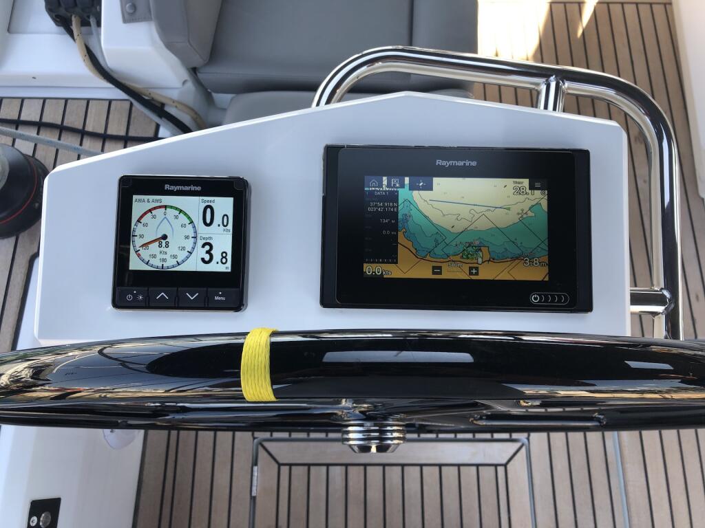 Sailing yacht 