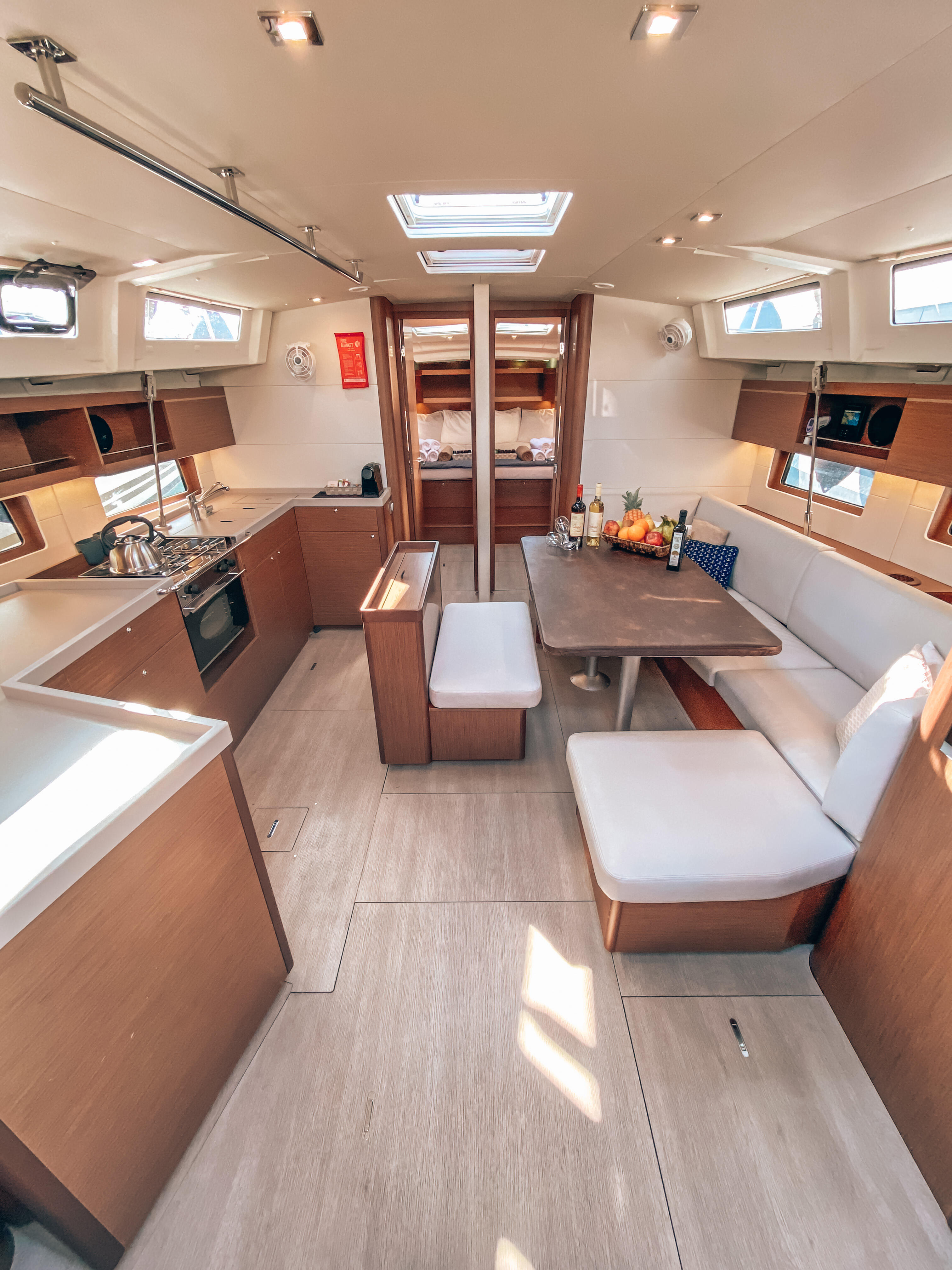 Sailing yacht 