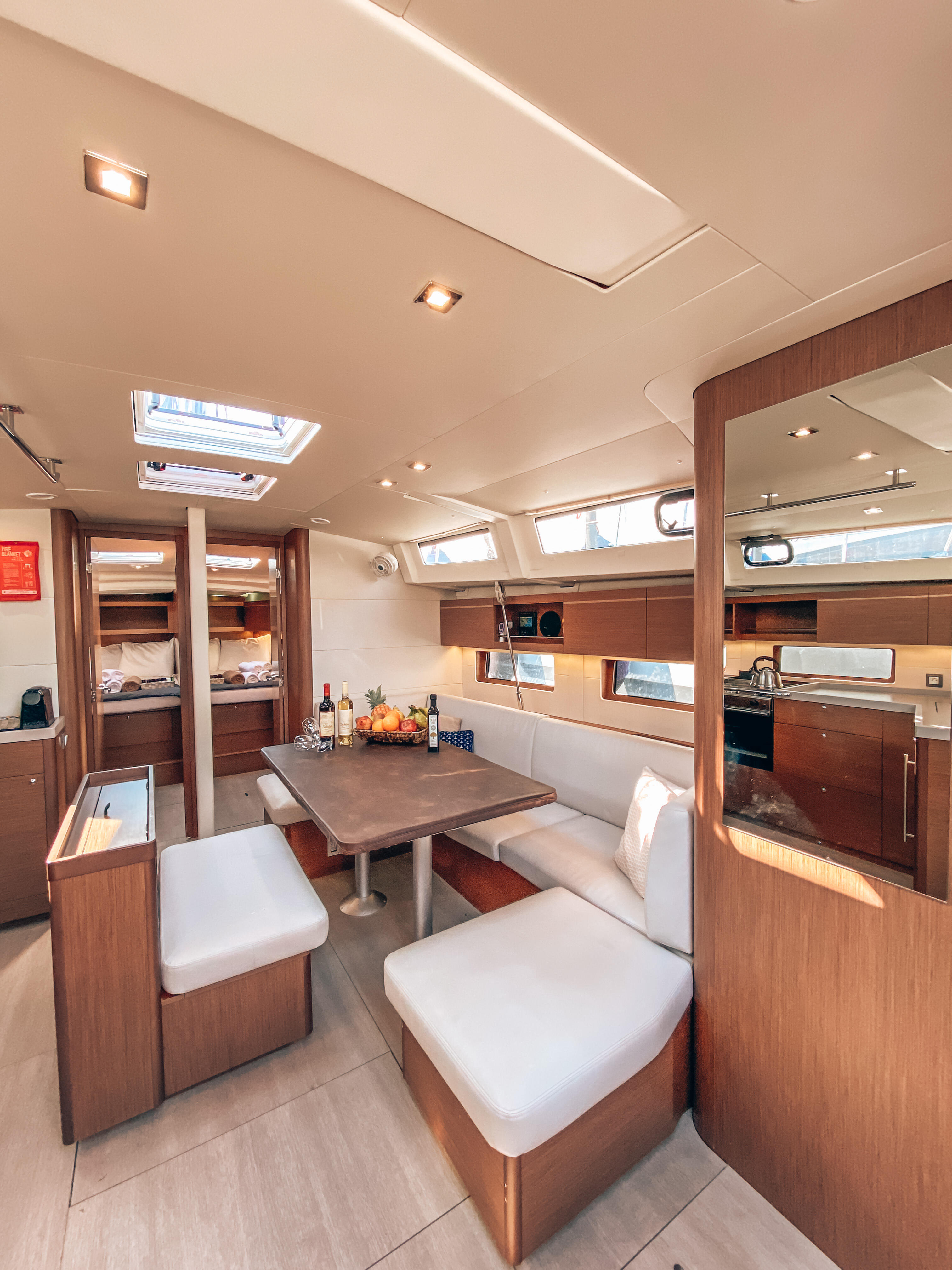 Sailing yacht 