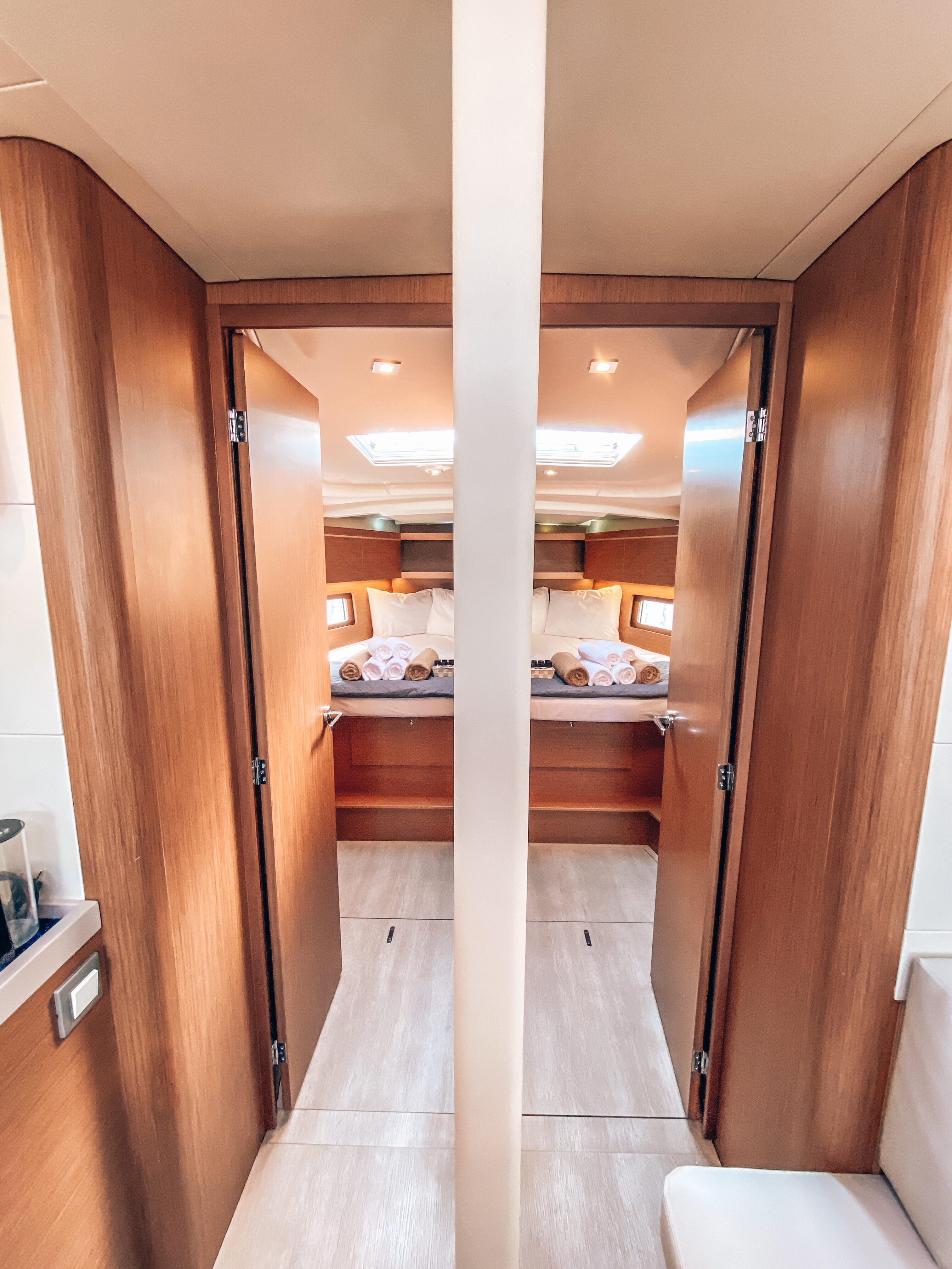 Sailing yacht 