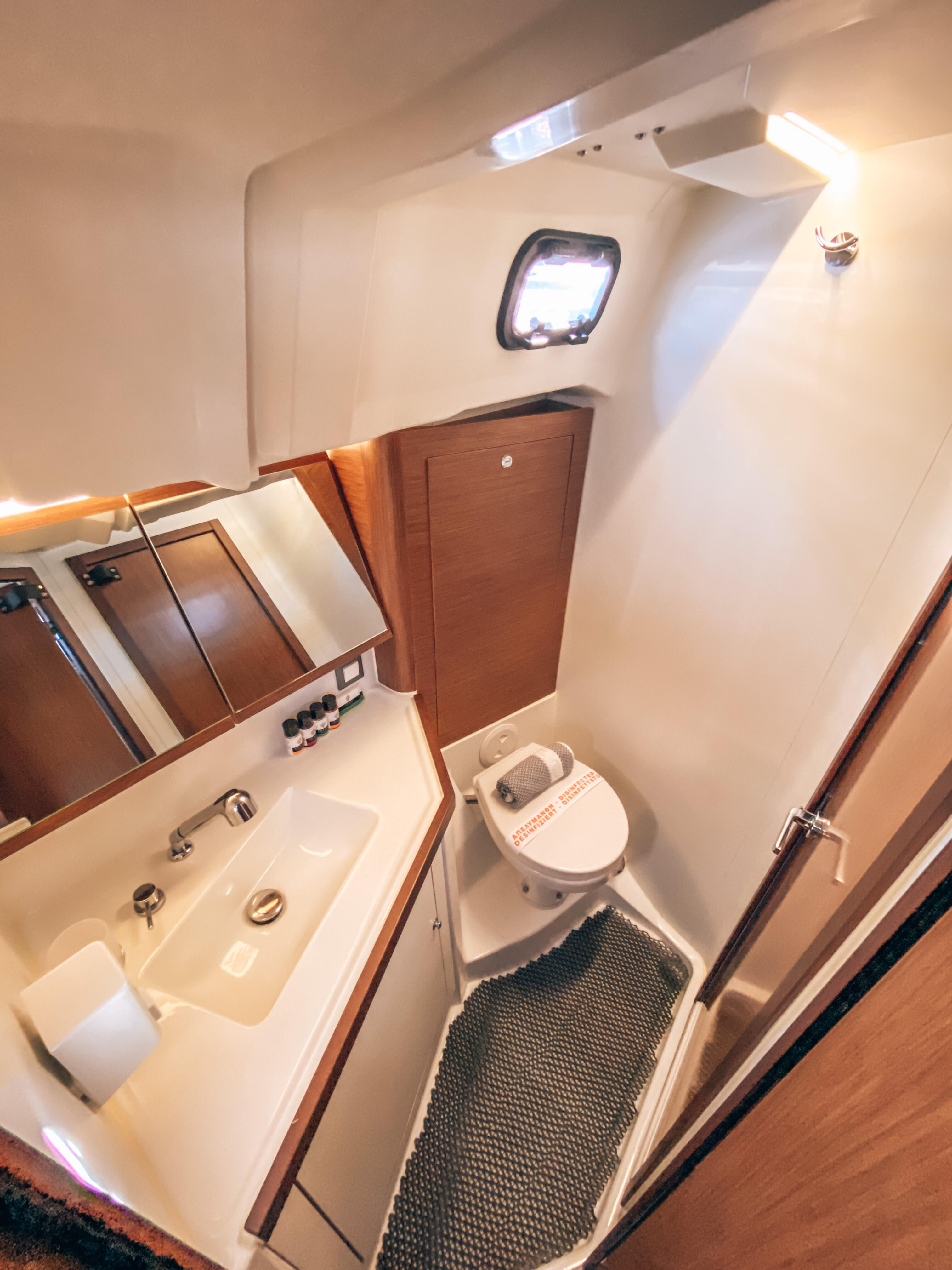 Sailing yacht 