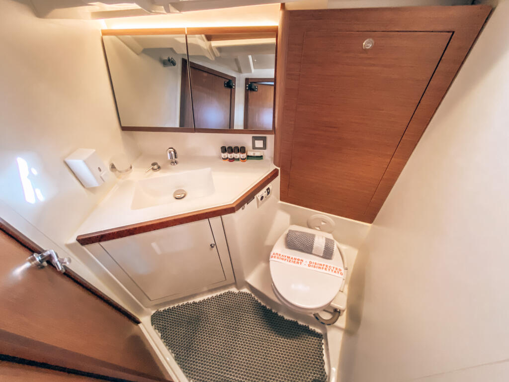 Sailing yacht 