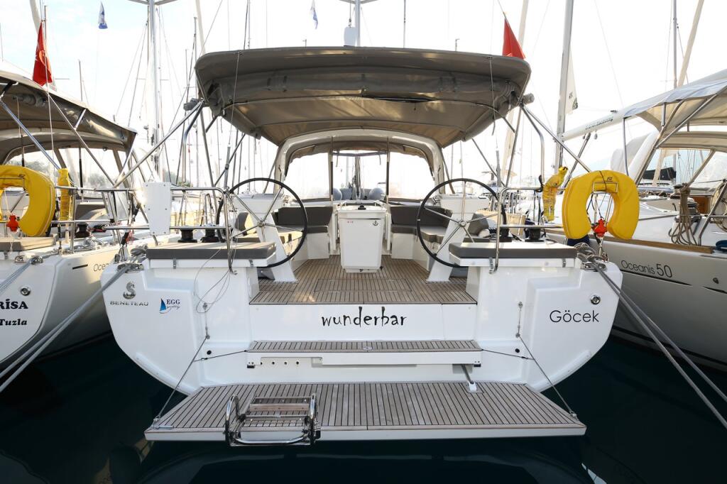 Sailing yacht 