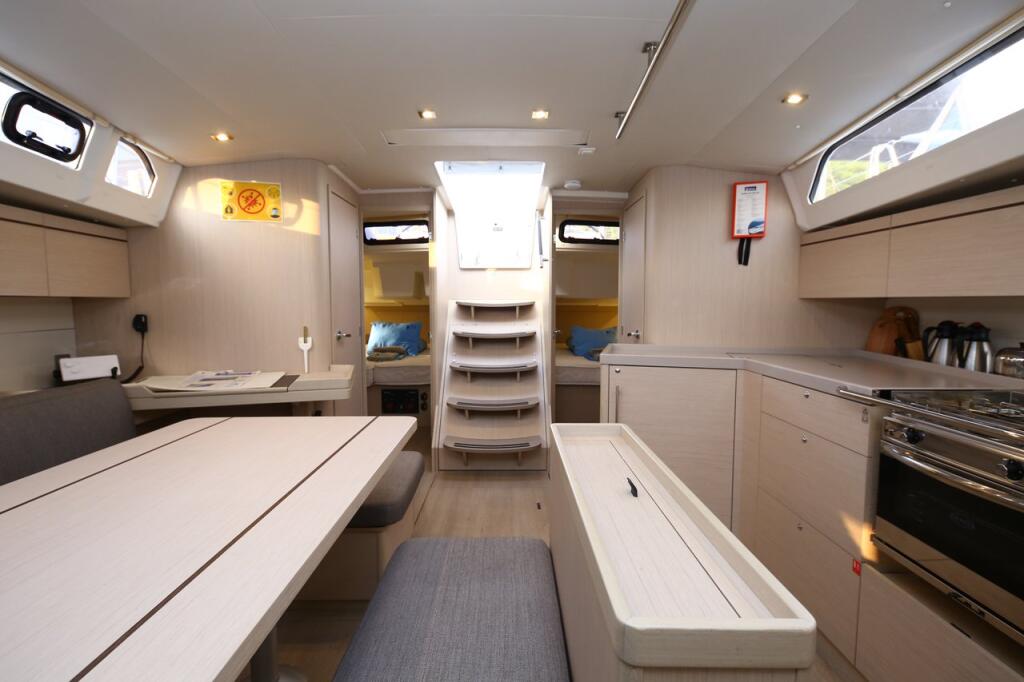 Sailing yacht 