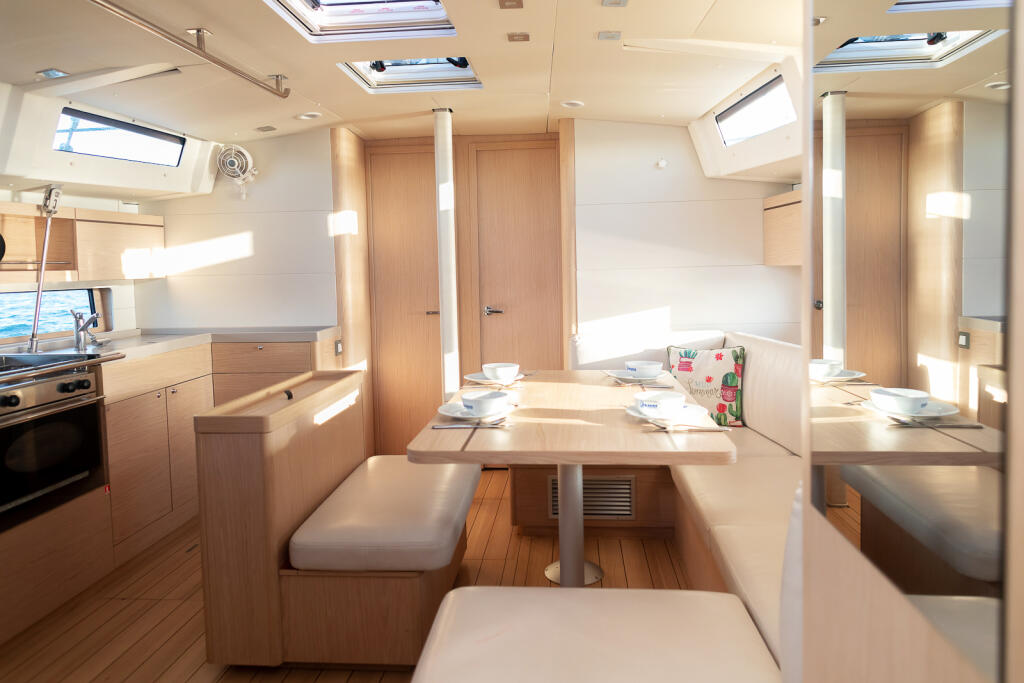 Sailing yacht 