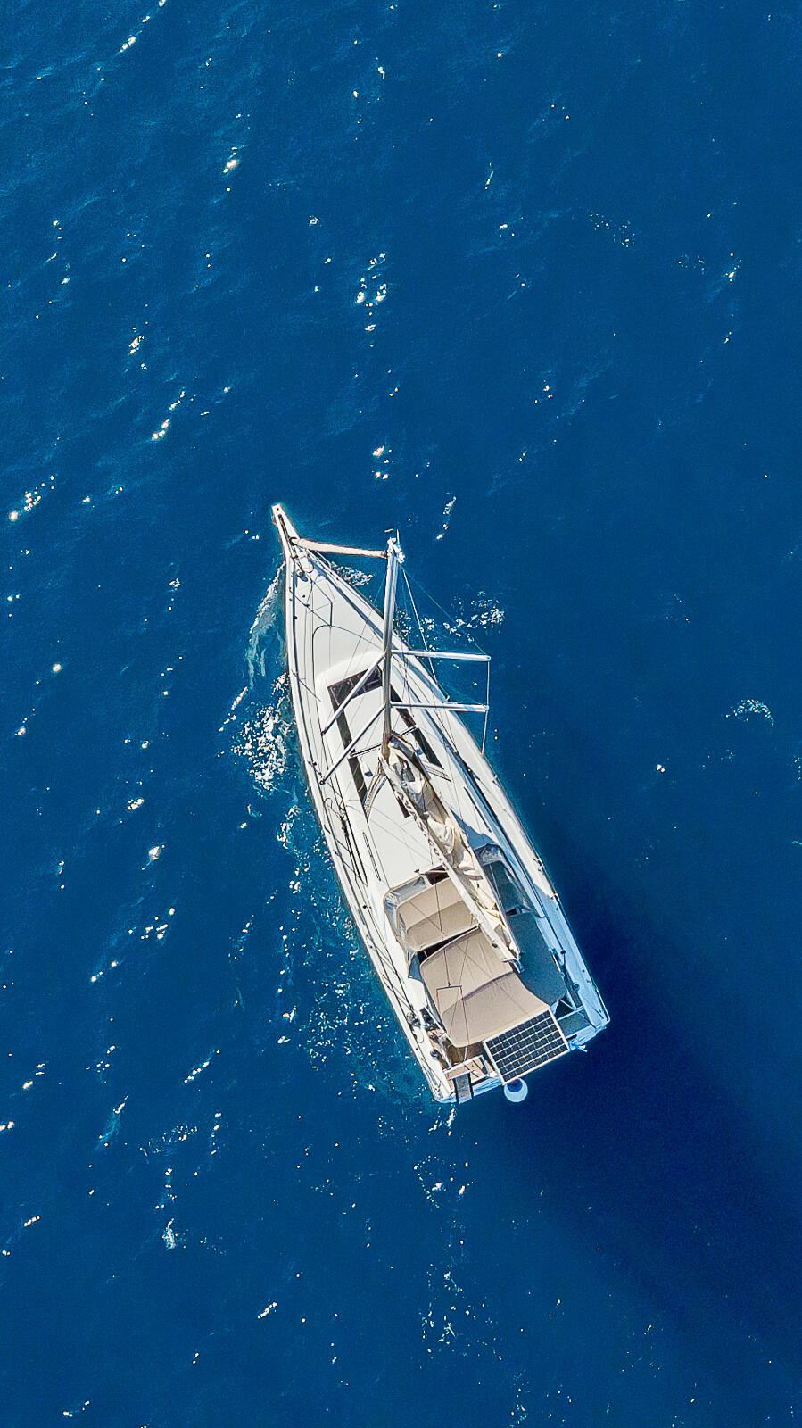 Sailing yacht 
